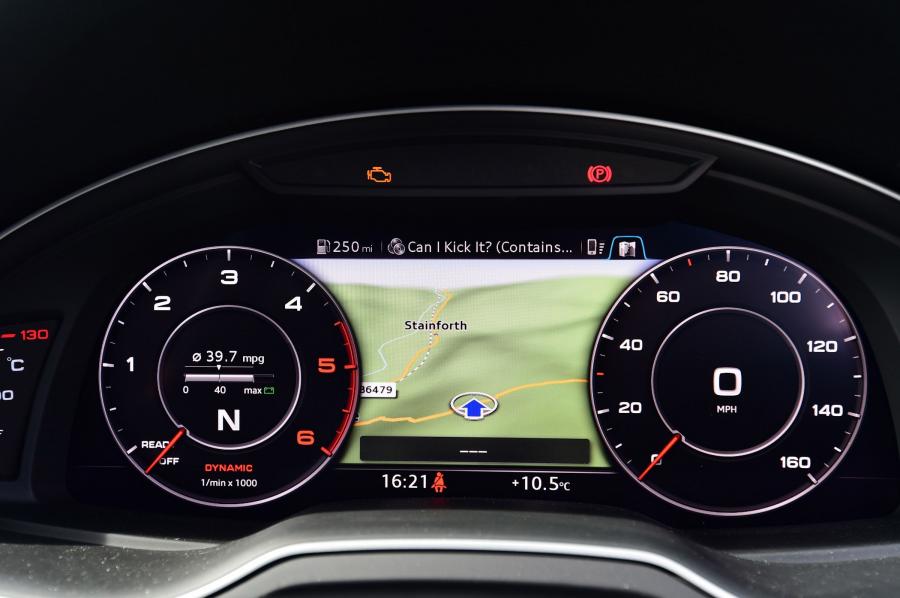 Панель приборов Audi Q7 TDI Quattro S-Line (4M) 2015 года  (UK) (фото 3 из 40)